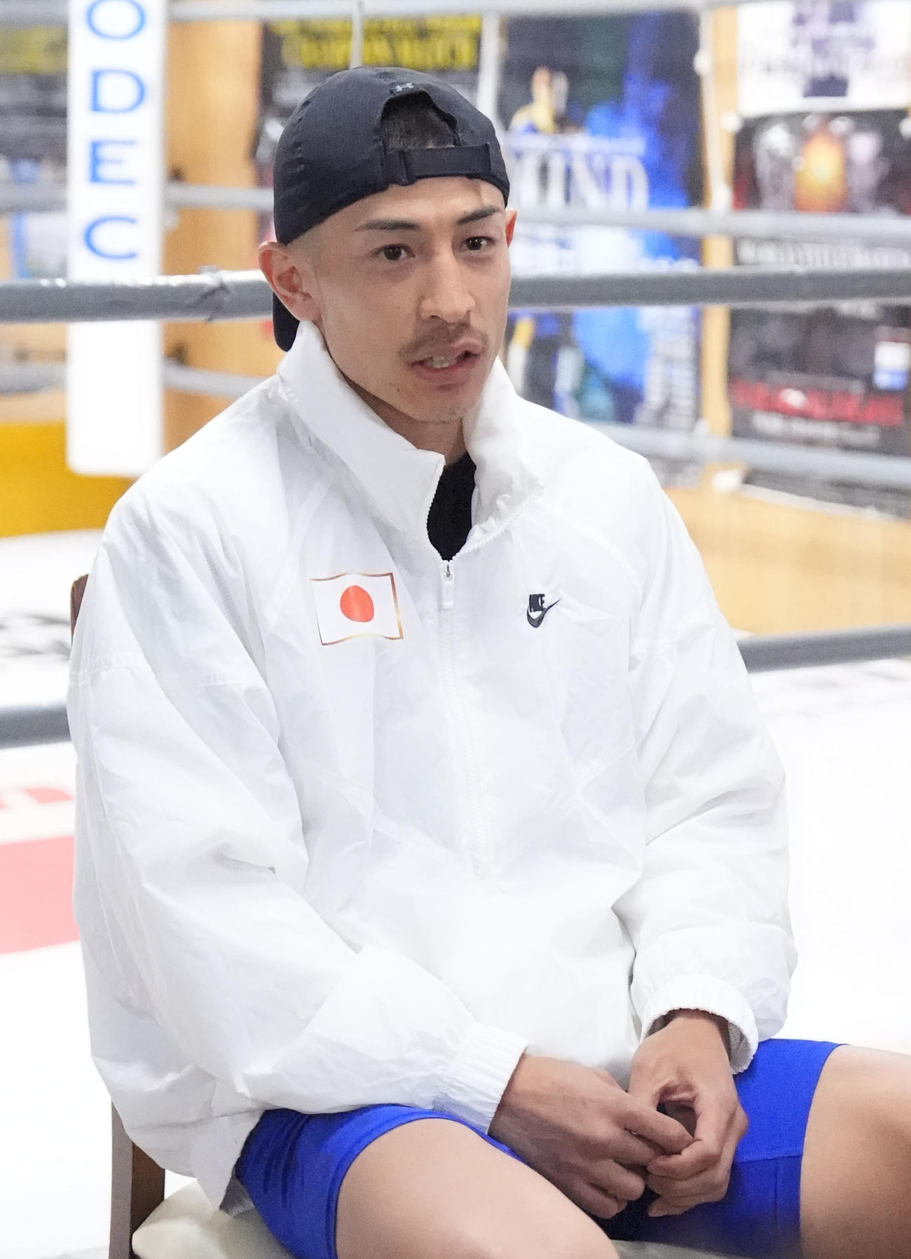 練習前、取材に応じる矢吹正道（撮影・森本幸一）