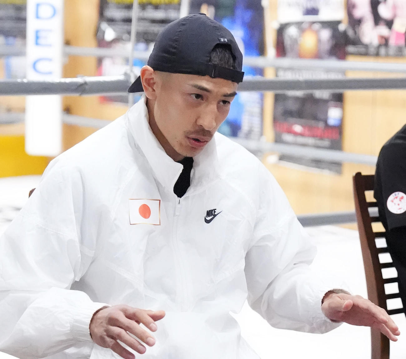練習前、取材に応じる矢吹正道（撮影・森本幸一）