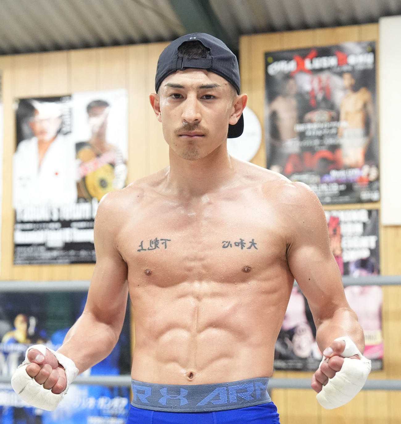練習後、ポーズを決める矢吹正道（撮影・森本幸一）