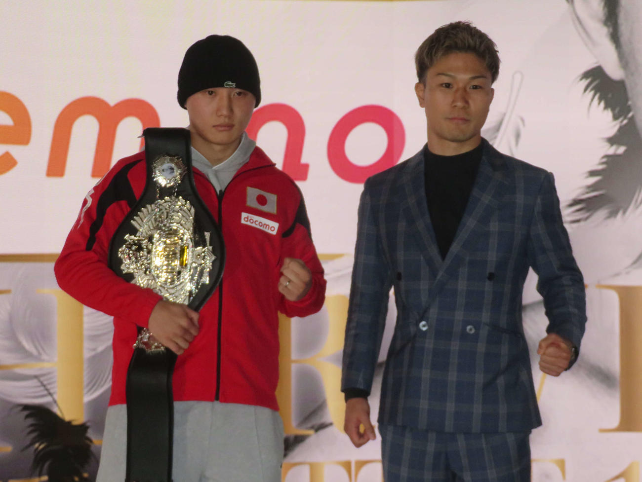 日本フェザー級王者松本圭佑（左）と大久祐哉（2025年1月撮影）