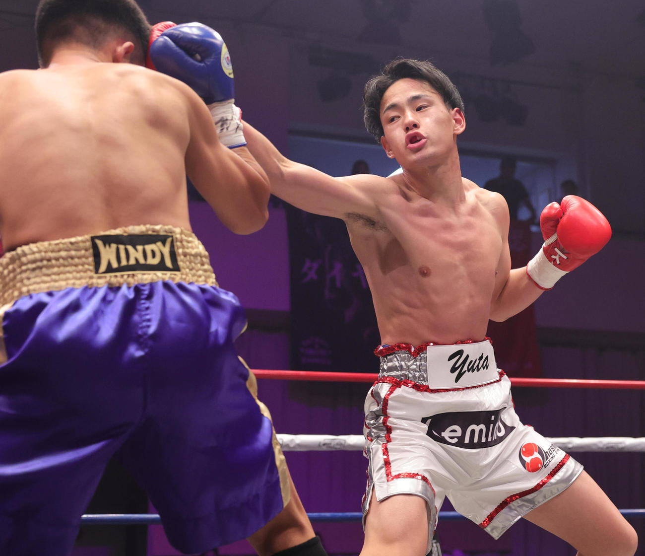 タニヤパット・シーハナン（左）にパンチを繰り出す坂井優太（撮影・野上伸悟）
