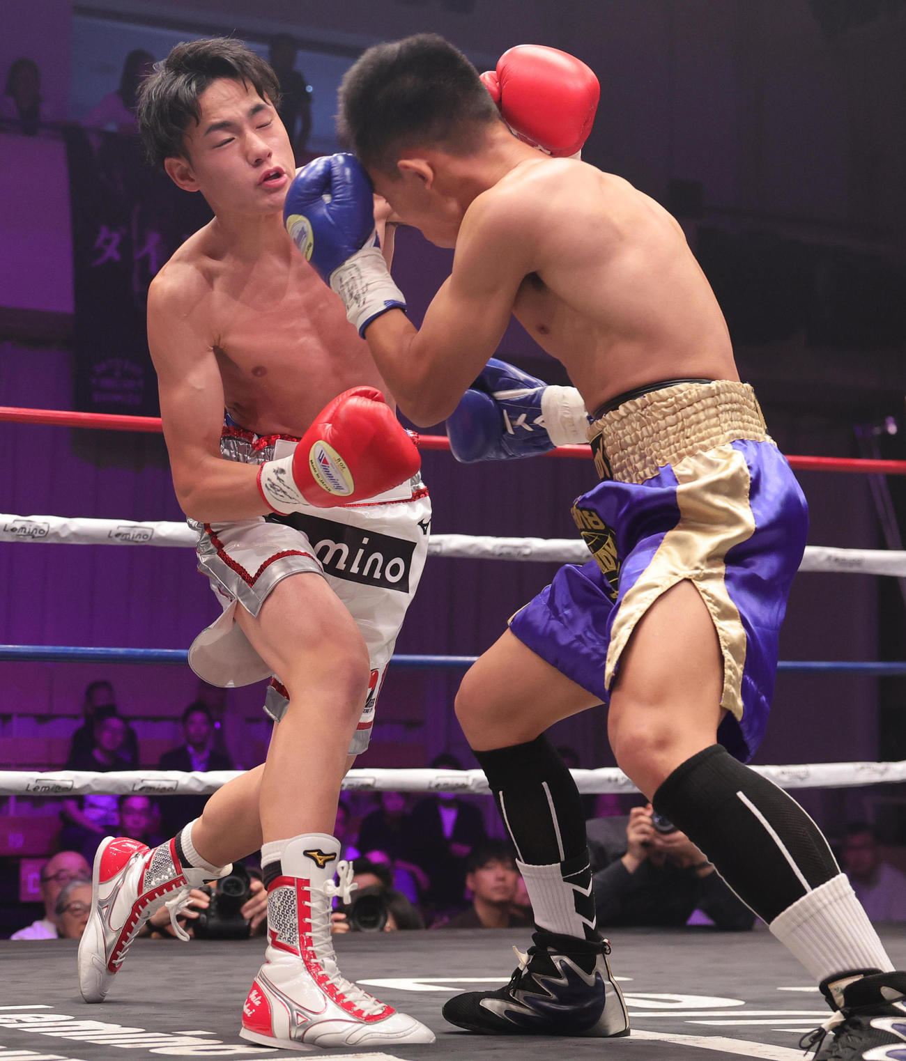 タニヤパット・シーハナン（右）にパンチを繰り出す坂井優太（撮影・野上伸悟）