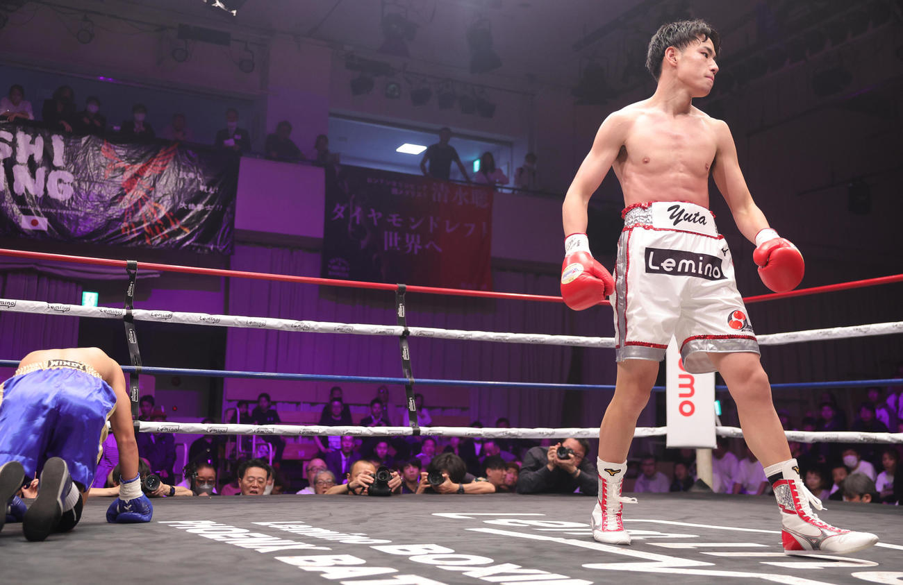 タニヤパット・シーハナン（左）に1回KO勝ちした坂井優太（撮影・野上伸悟）