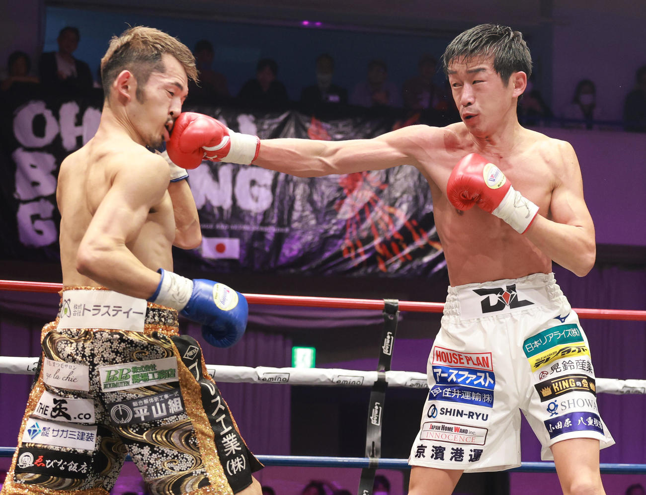 5回、阿部（左）にパンチを放つ清水（撮影・野上伸悟）