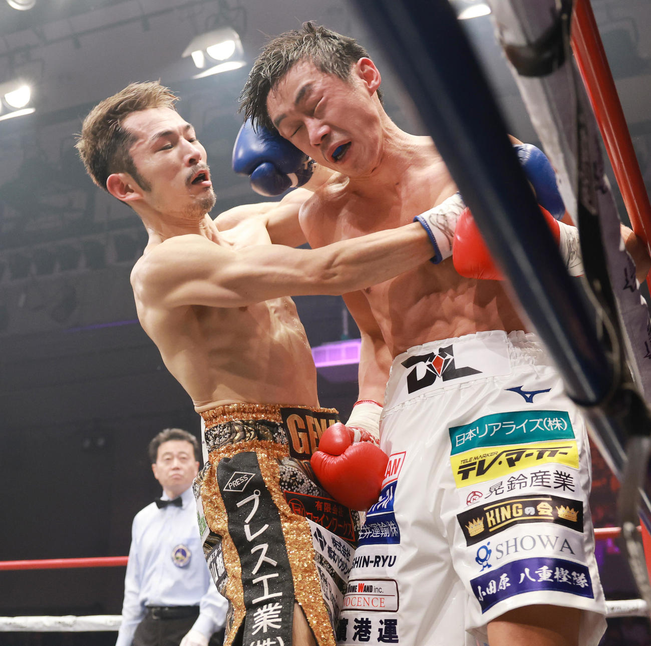 5回、打ちあう阿部（左）と清水（撮影・野上伸悟）