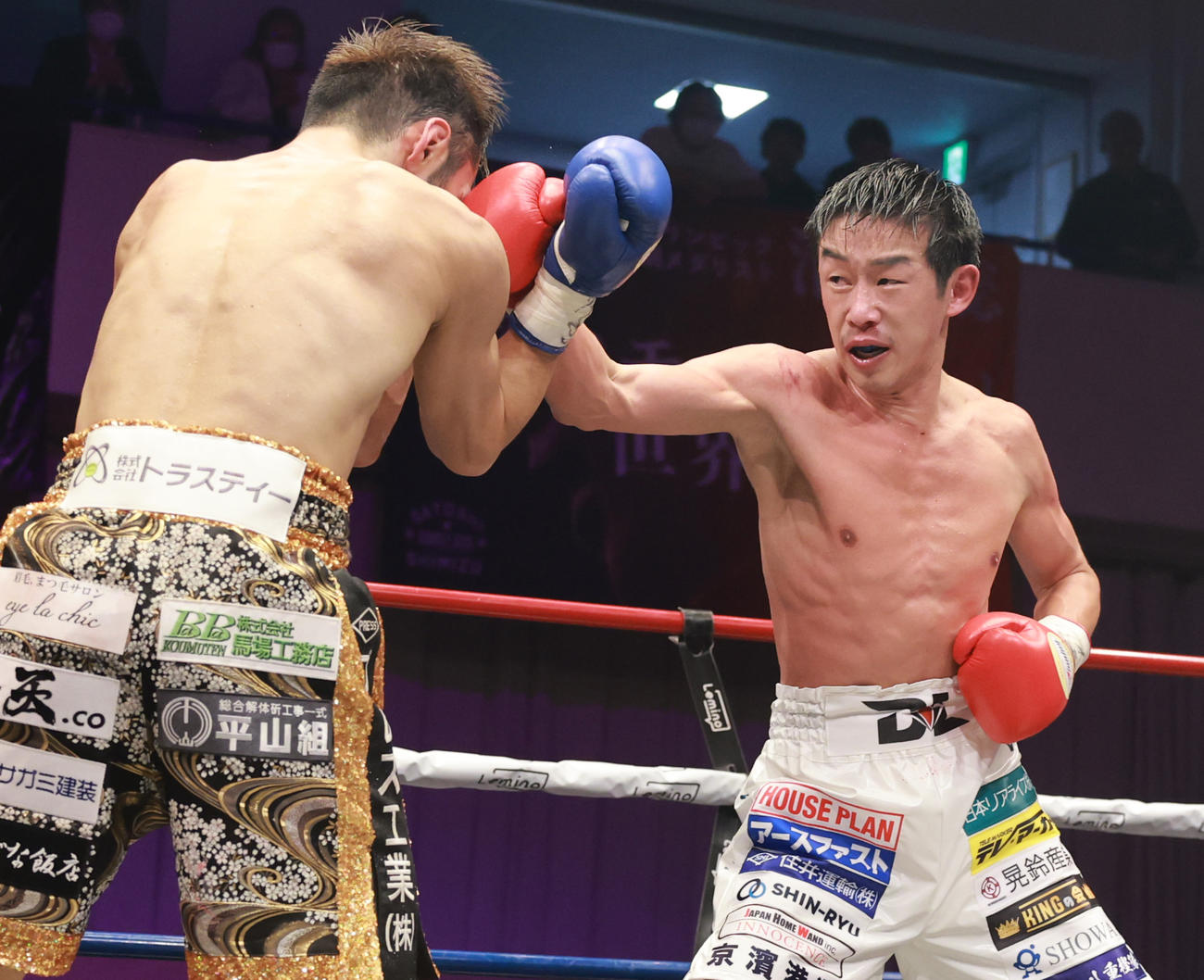 10回、阿部（左）にパンチを繰り出す清水（撮影・野上伸悟）