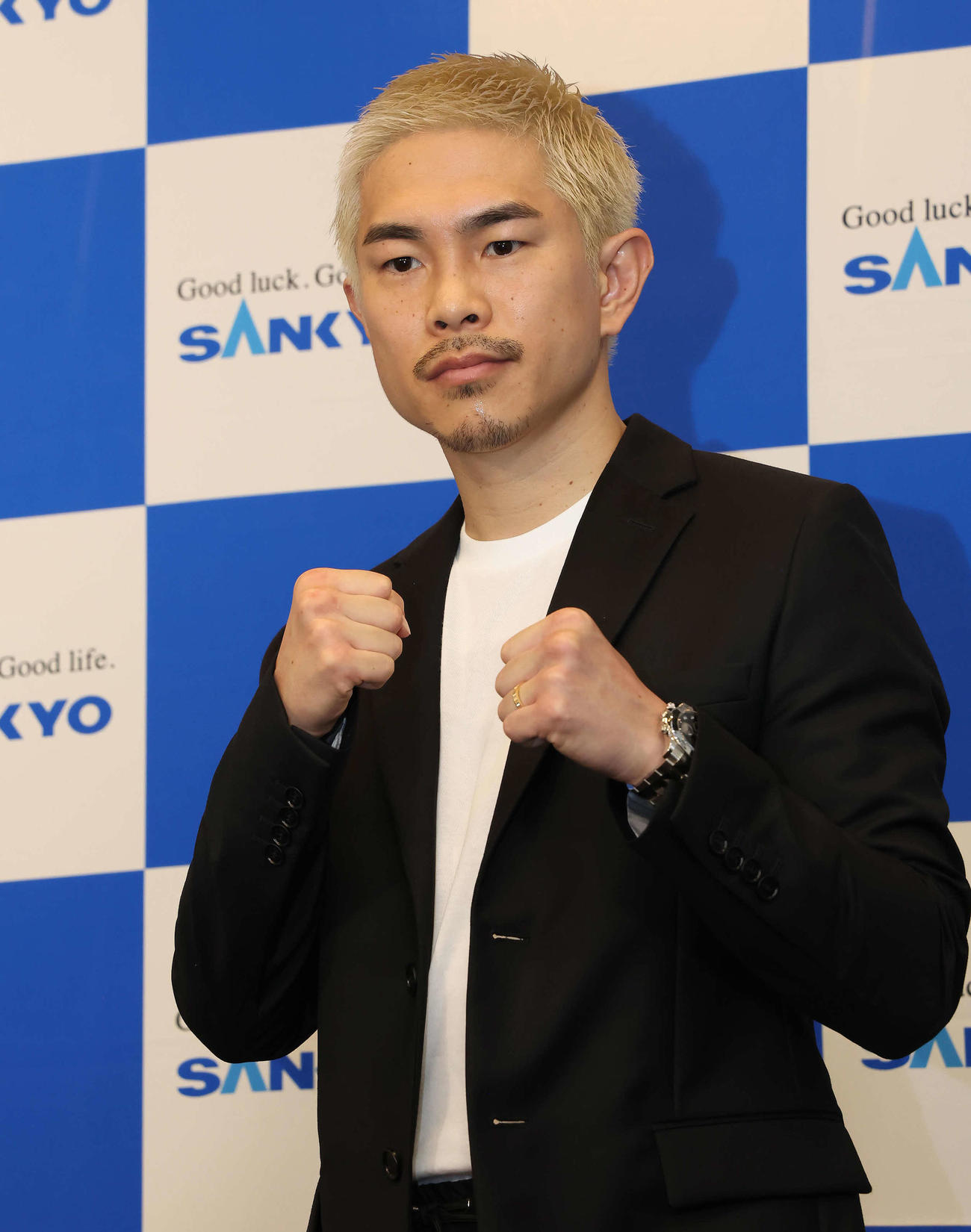 ファイティングポーズを決める臨む井岡（撮影・丹羽敏通）