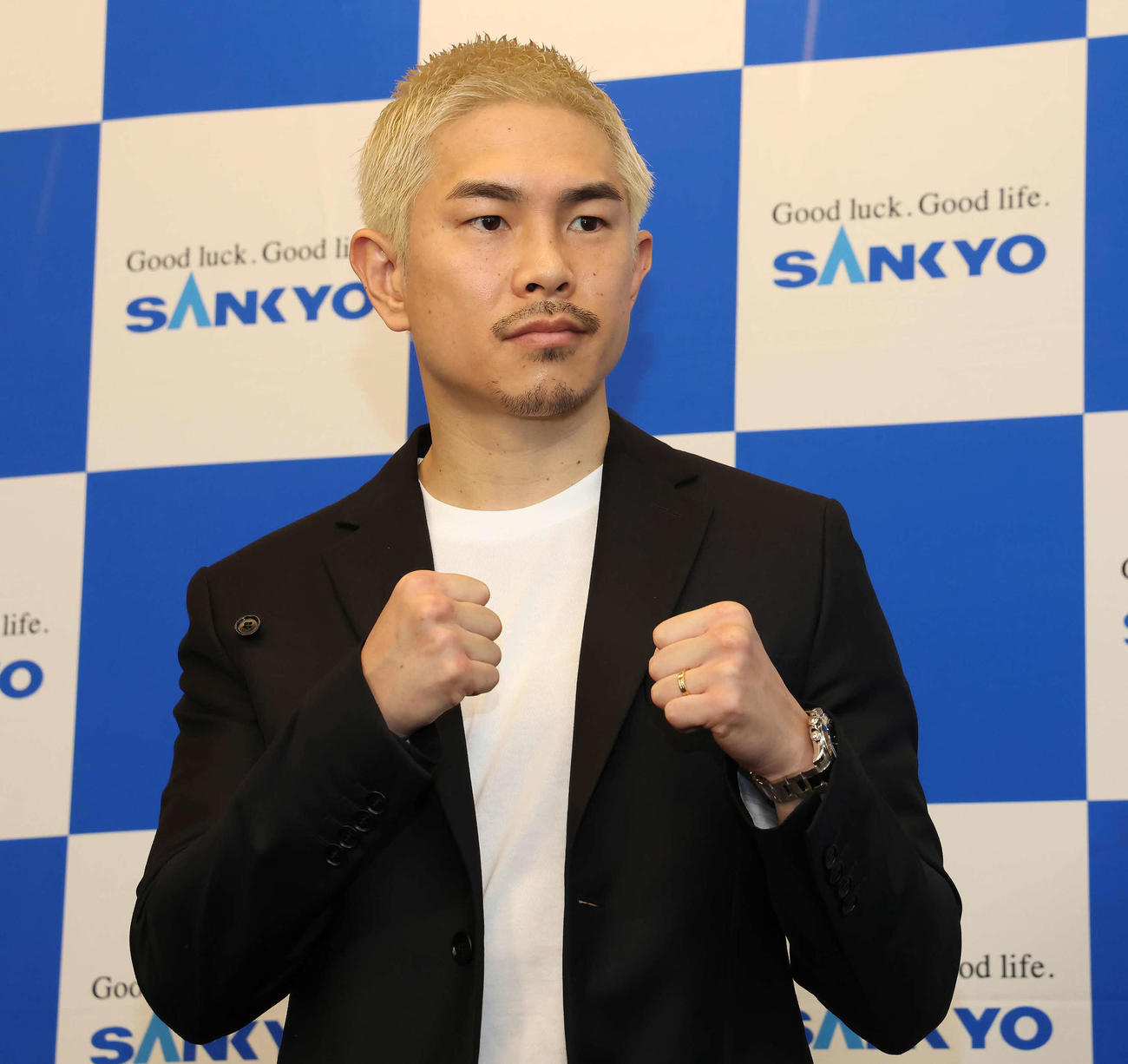 ファイティングポーズを決める臨む井岡一翔（撮影・丹羽敏通）