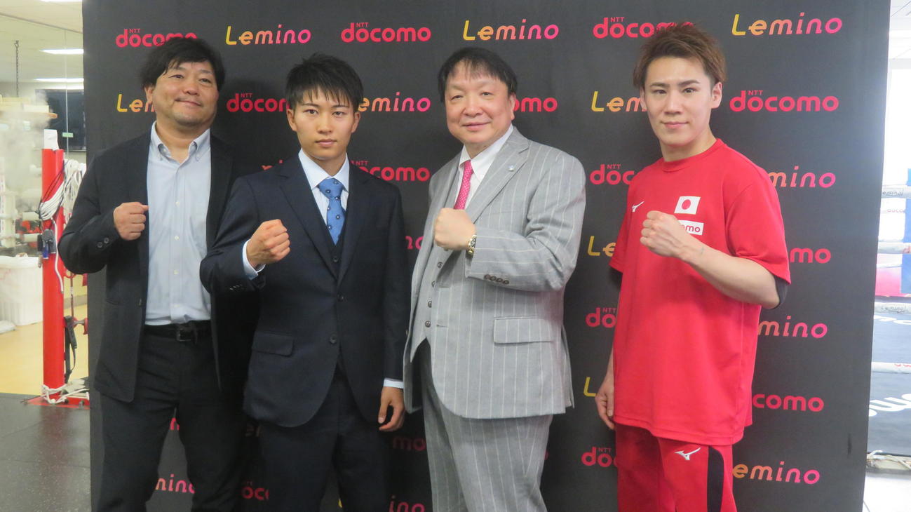 父俊也トレーナー（左端）とともに大橋ジムからプロ転向すると発表したアマ8冠の荒竹一真（同2番目）大橋秀行会長（同番目）太田光亮トレーナーと会見