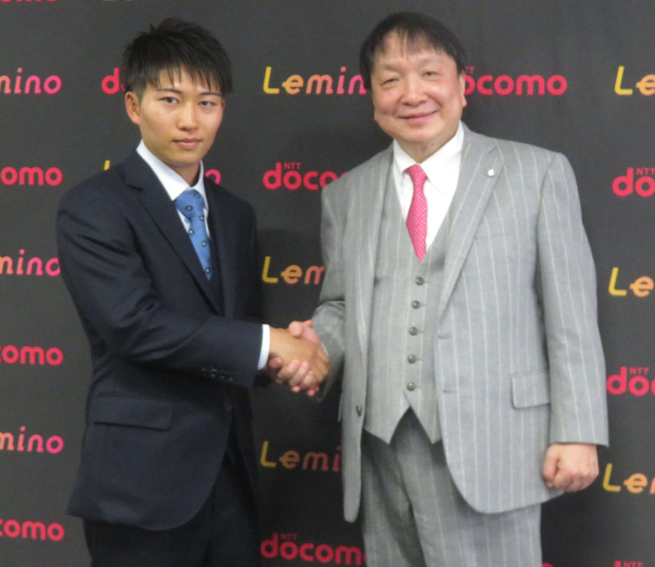 大橋ジム大橋秀行会長（右）と握手を交わすアマ8冠ボクサー荒竹一真