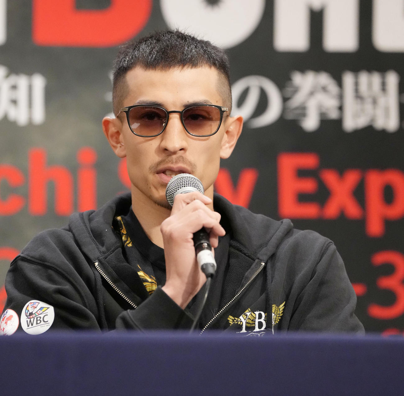 計量をクリアし会見する挑戦者の矢吹（撮影・森本幸一）