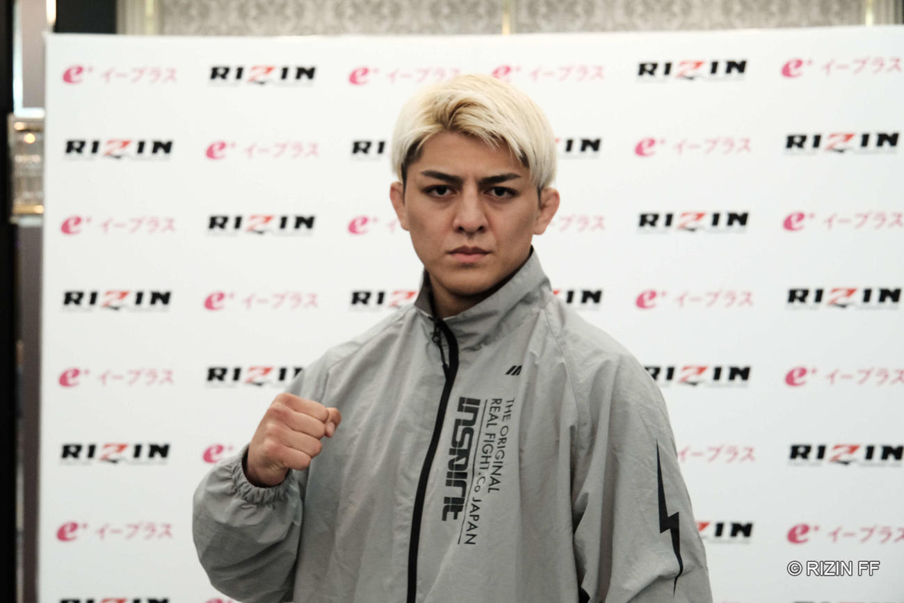 メディアに対応した鈴木千裕（C）RIZIN FF