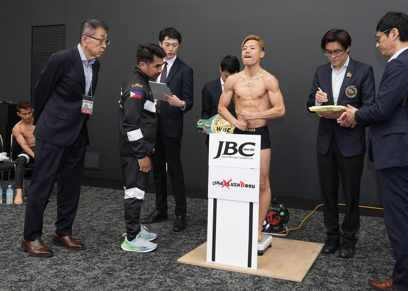 計量をクリアしポーズを決める重岡（右から3人目）左奥は王者ジェルサレム（撮影・森本幸一）