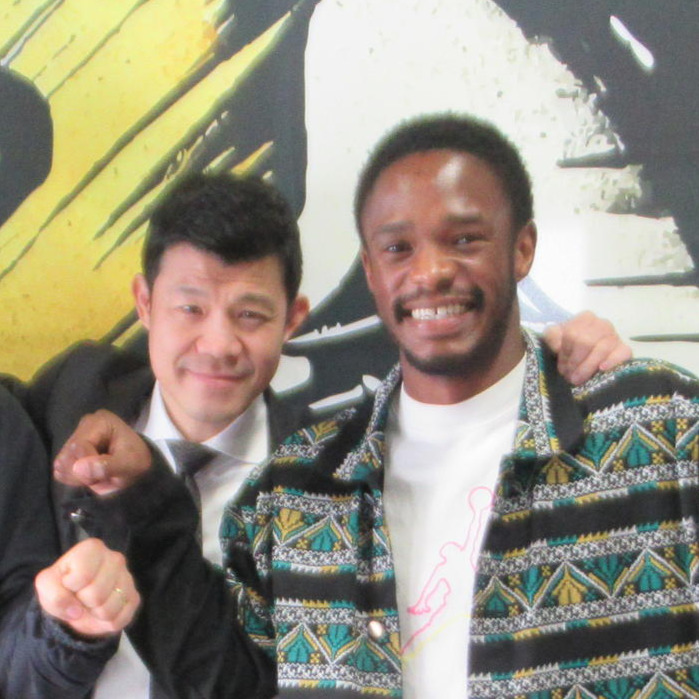 試合に向けてポーズを決める左から亀田興毅氏、亀田正毅（２０２５年３月８日）