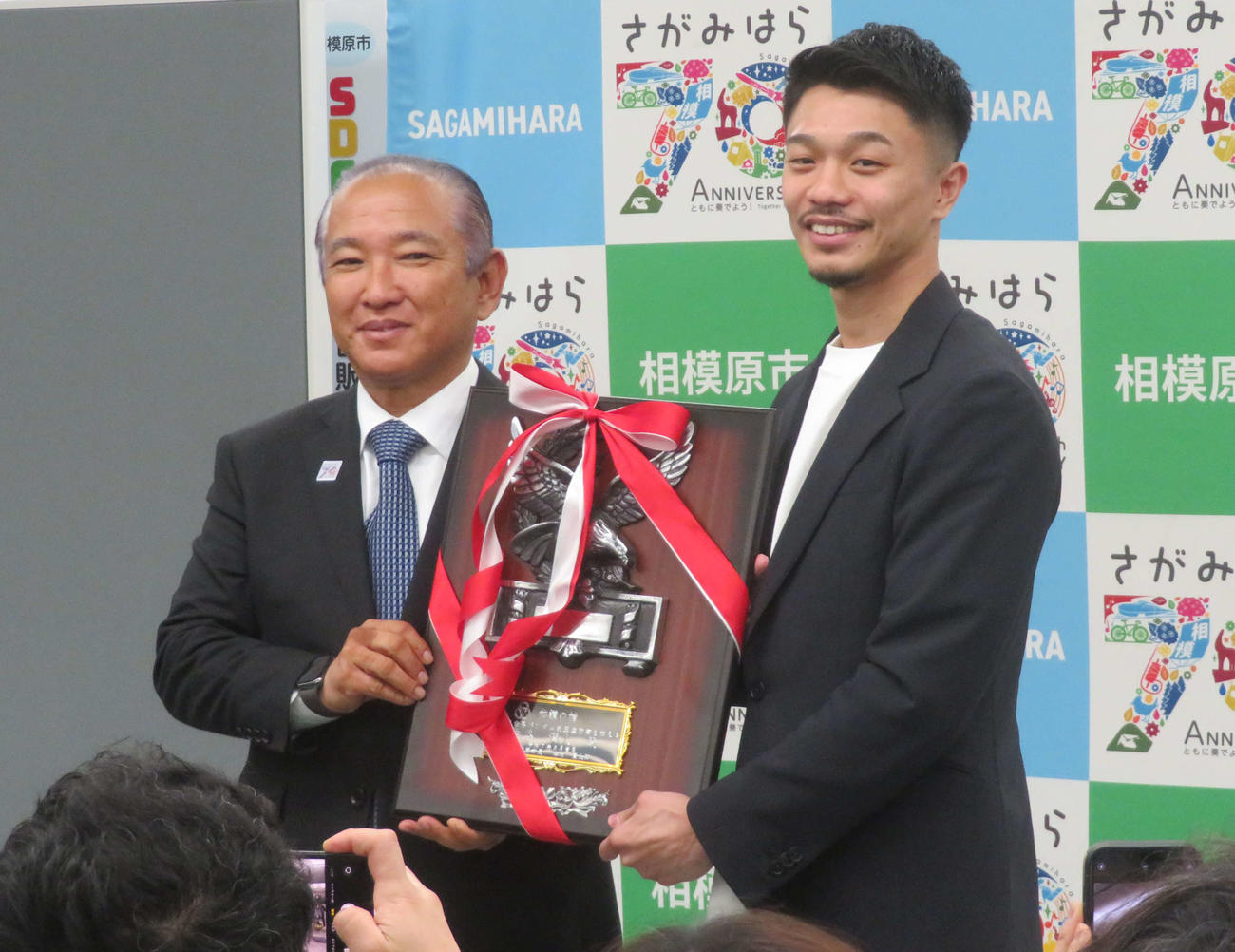 相模原市の本村賢太郎市長（左）から「称讃の盾」を贈られるWBC世界バンタム級王者中谷潤人