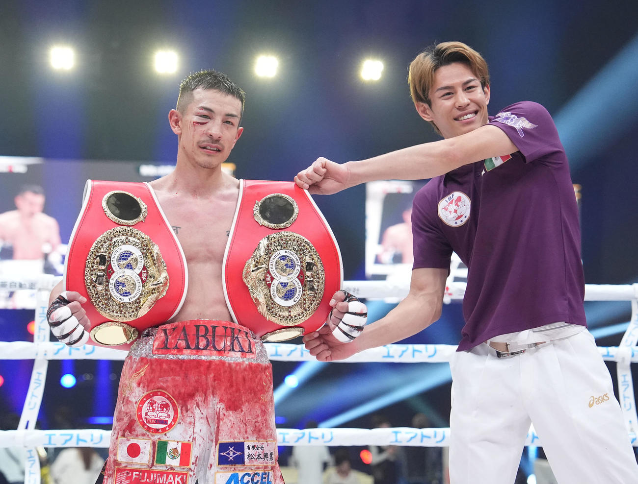 弟の力石政法と記念撮影に納まる新王者の矢吹（左）（撮影・森本幸一）