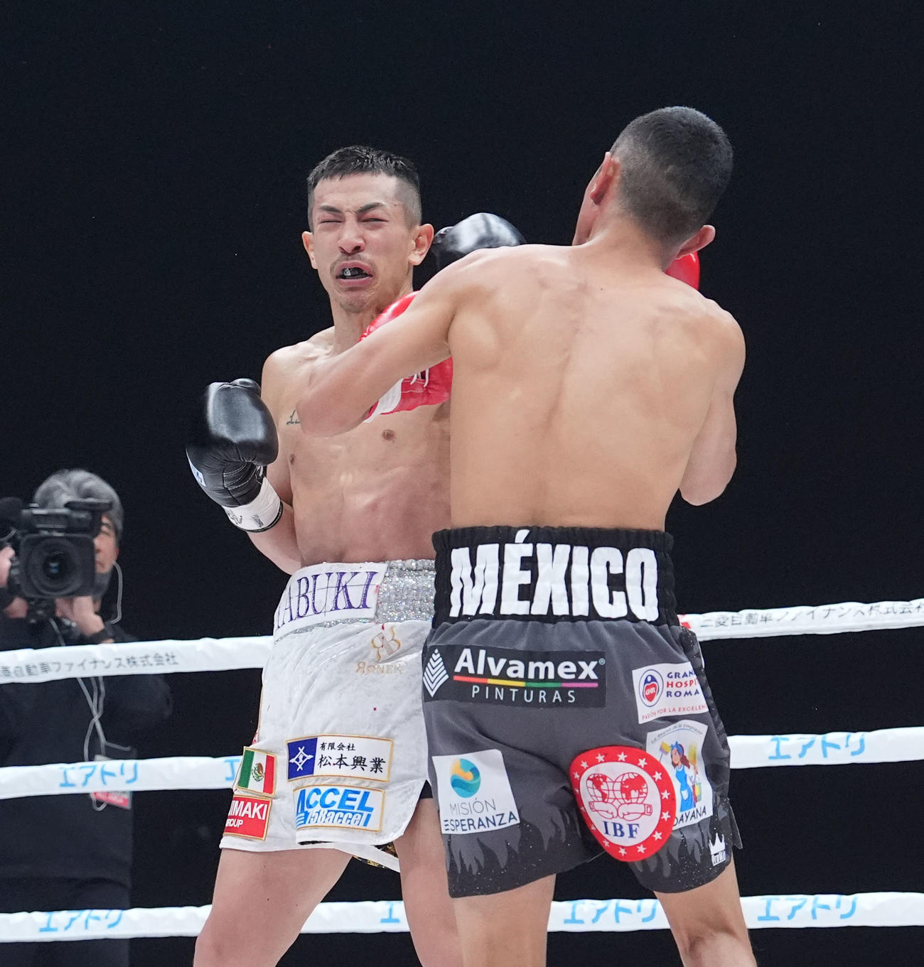 1回、パンチを放つ矢吹（左）（撮影・森本幸一）