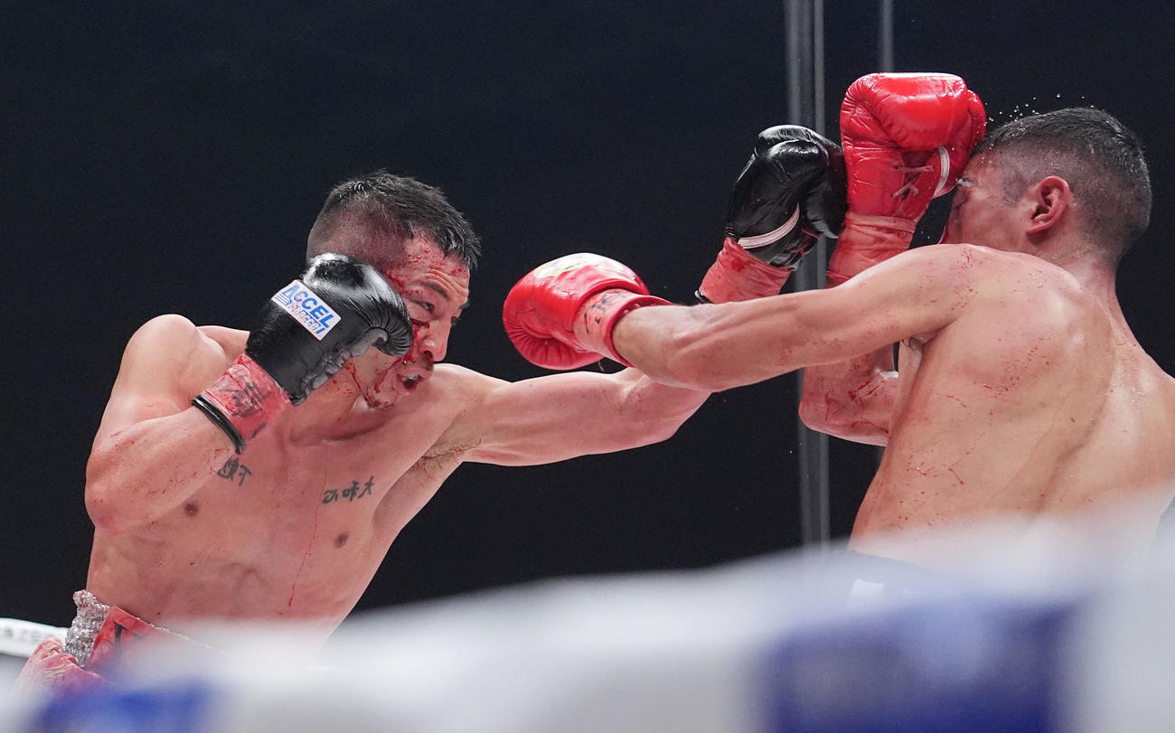 11回、アヤラと血まみれになりながらパンチを打ち合う矢吹（左）（撮影・森本幸一）