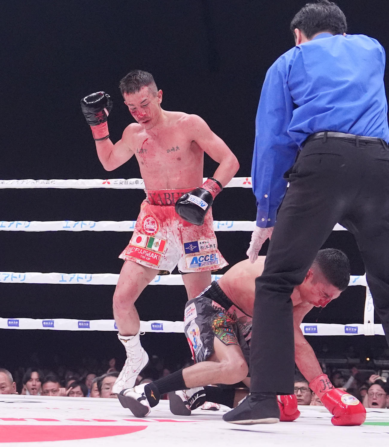 12回、アヤラからダウンを奪う矢吹（左）（撮影・森本幸一）