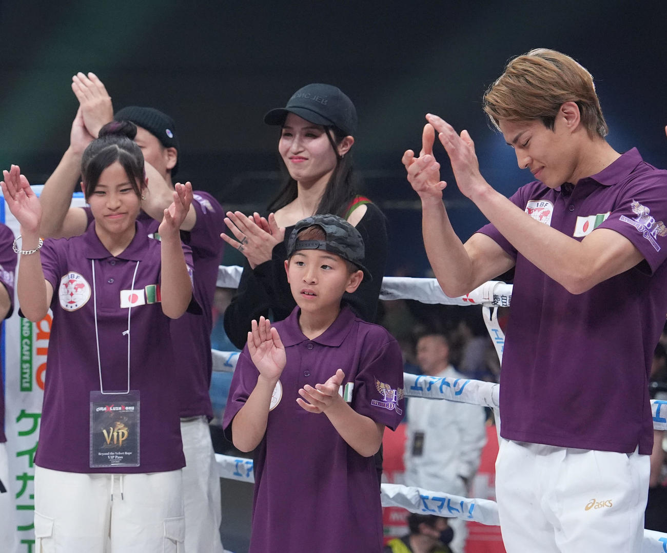 新王者となった矢吹を称える（左から）長女・夢月さん、妻・恭子さん、長男・克羽さん、力石政法（撮影・森本幸一）