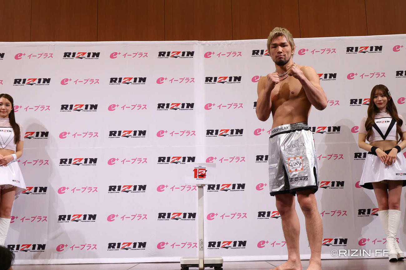 カーライルが体重超過のため、1人でポーズする泉武志（C）RIZIN FF