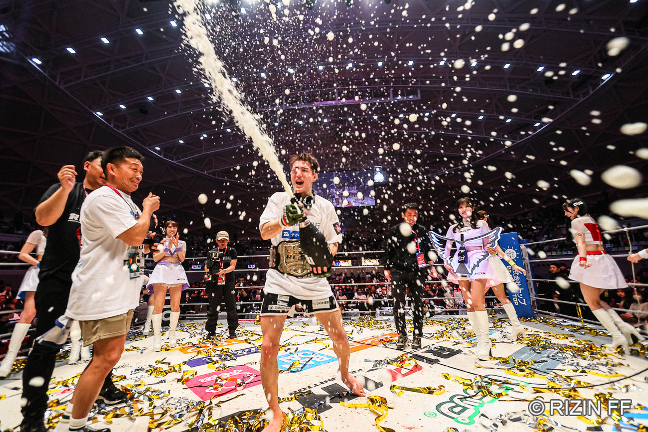 シャンパンで勝利を喜ぶ井上直樹（C）RIZIN FF