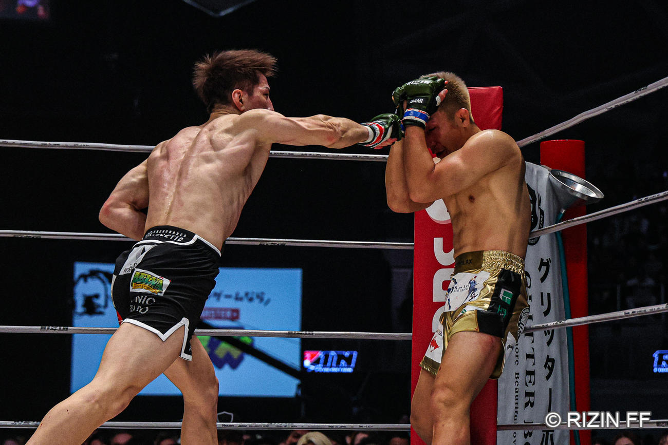 パンチを見舞う井上直樹（C）RIZIN FF