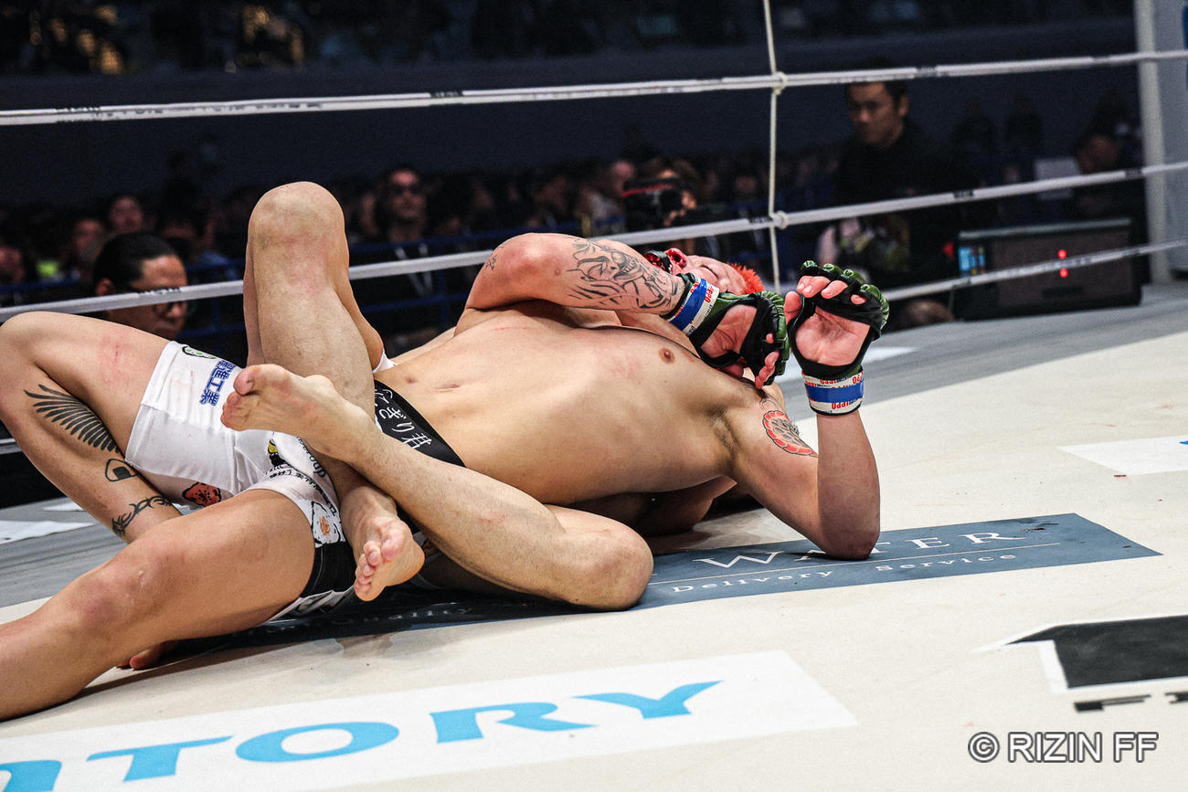 リアネイキドチョークを決める前田吉朗（C）RIZIN FF