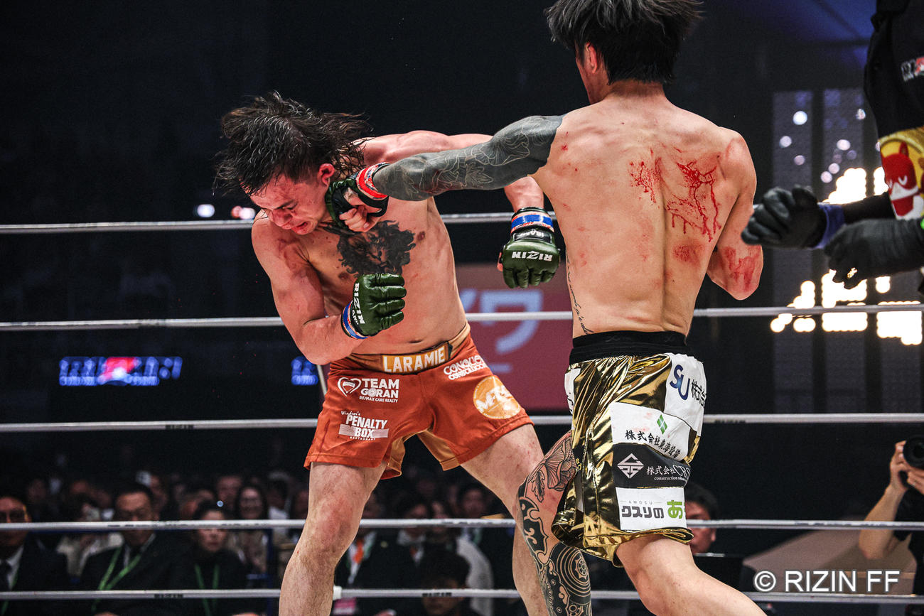 パンチを見舞う伊藤裕樹（C）RIZIN FF