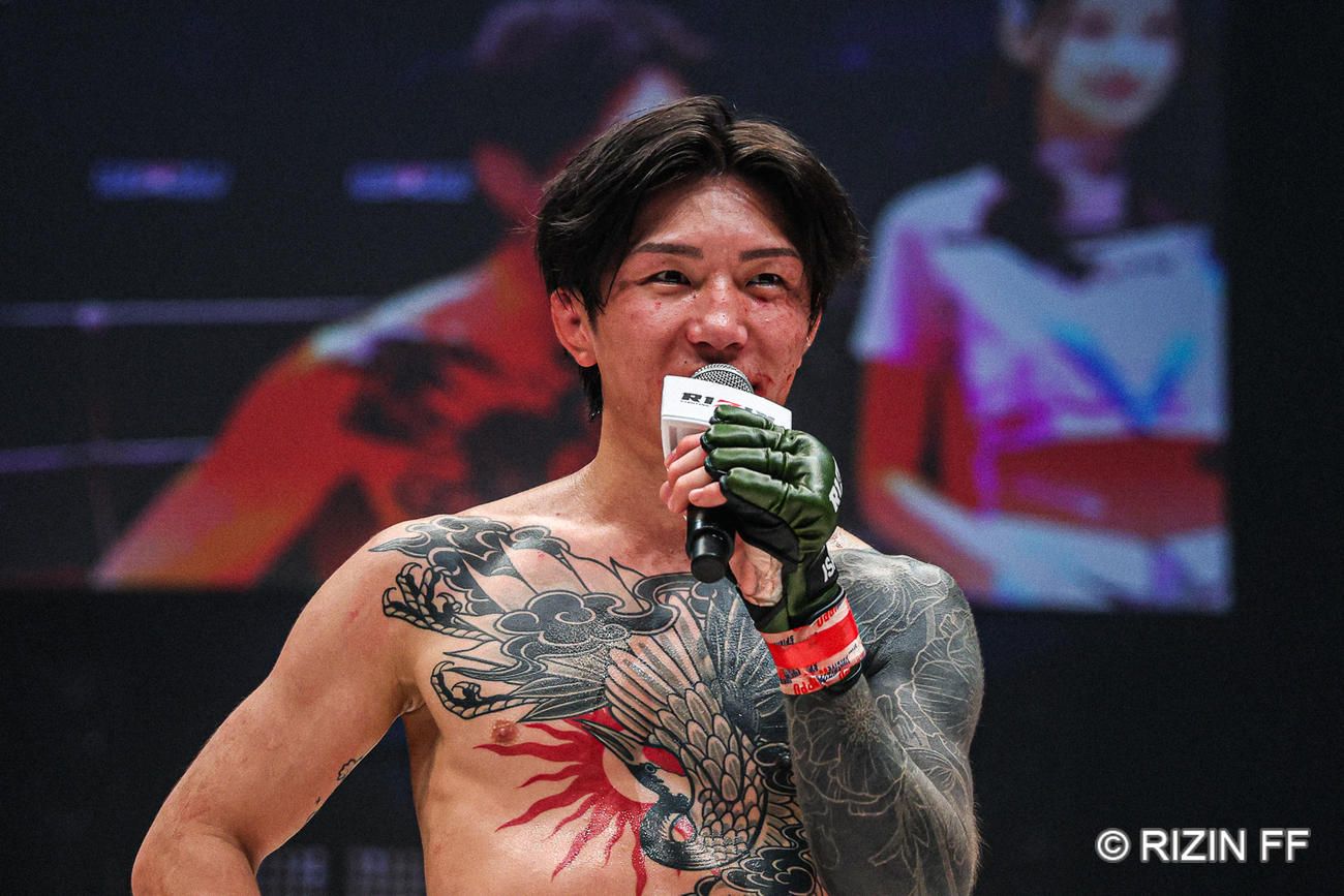 判定勝ちし勝利者インタビューに答える伊藤裕樹（C）RIZIN FF