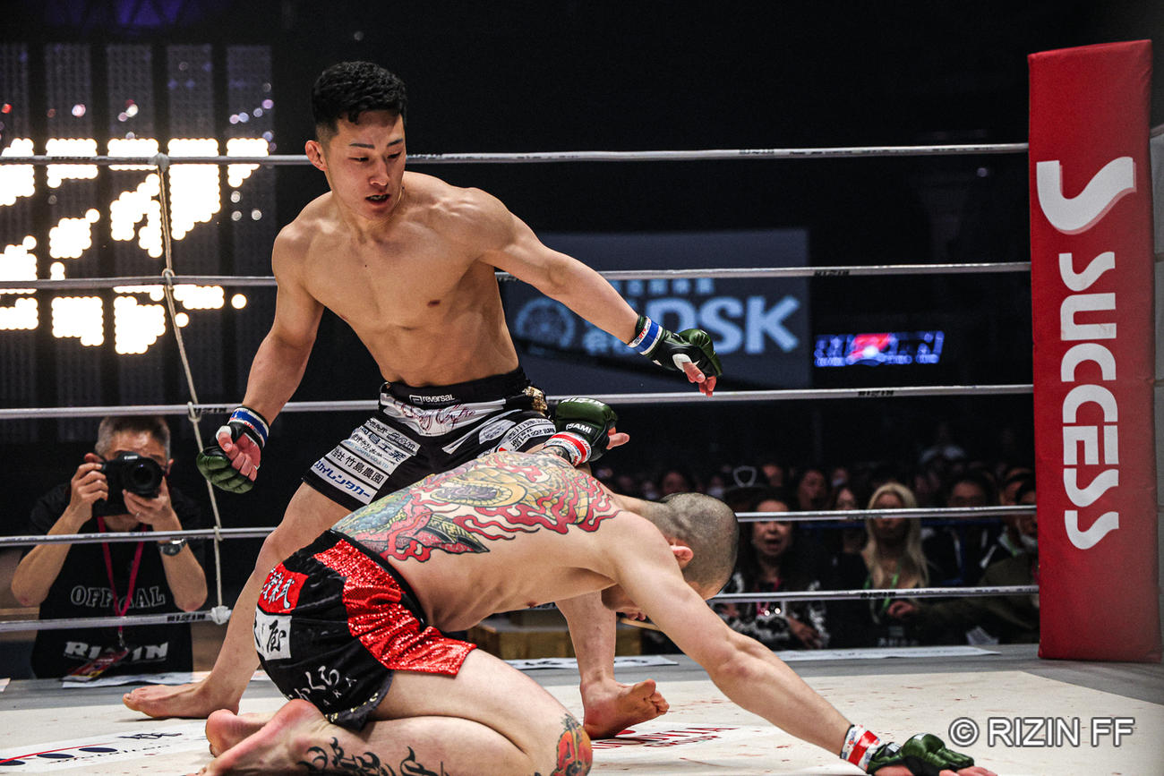右フックでダウンを奪う木村柊也（C）RIZIN FF