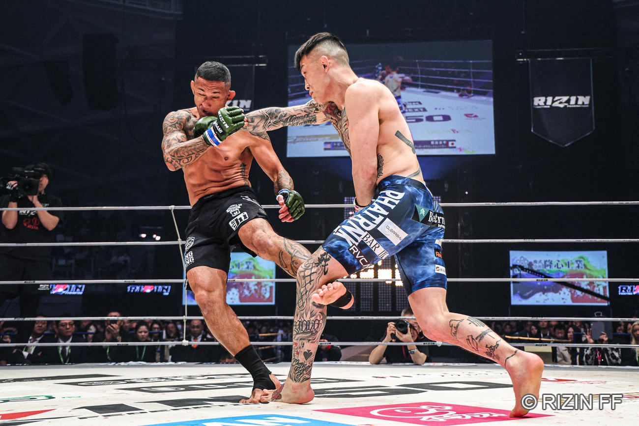 右フックでダウンを奪う萩原京平（C）RIZIN FF