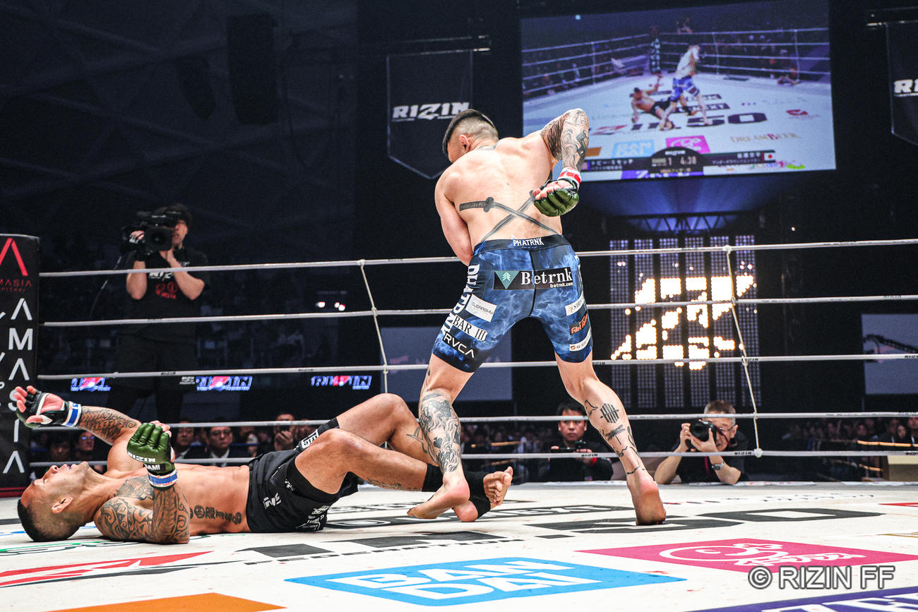 右フックでダウンを奪う萩原京平（C）RIZIN FF