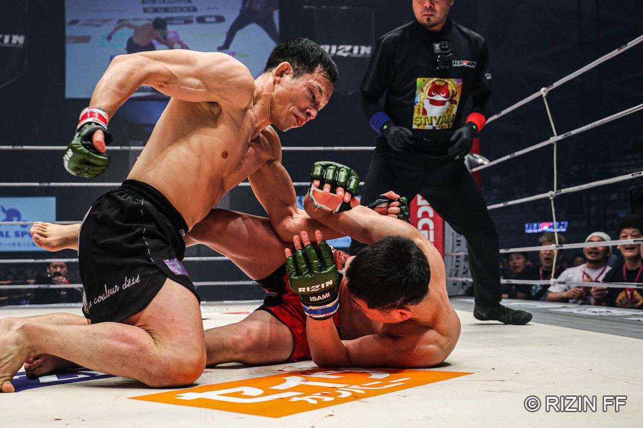 上からパンチを振るう魚井フルスイング（左）（C）RIZIN FF