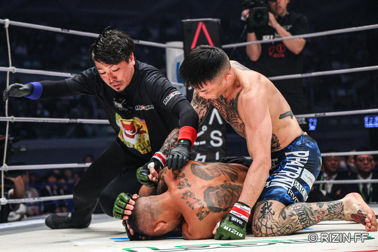 パウンドアウトでTKO勝ちする萩原京平（C）RIZIN FF
