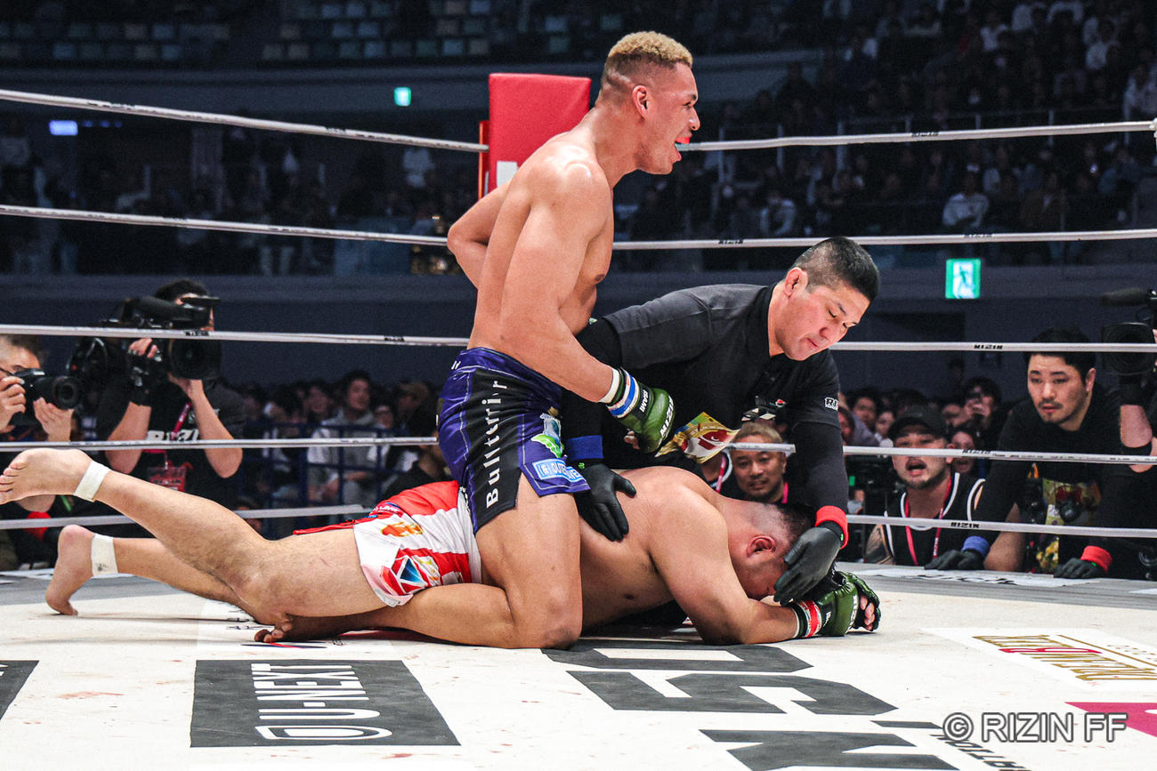 パウンドアウトでTKO勝ちするエドポロキング（C）RIZIN FF