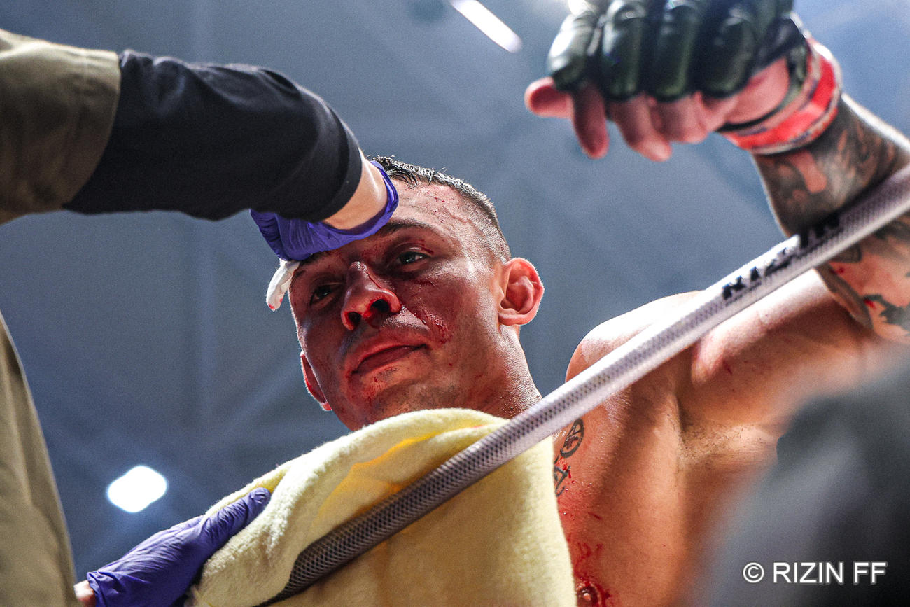 出血のチェックを受けるルイス・グスタボ（C）RIZIN FF
