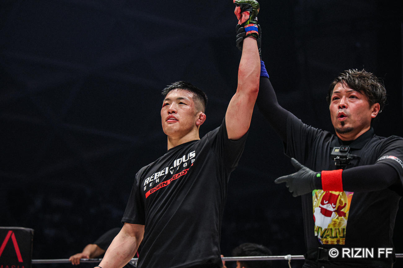 両者出血多量により3R途中時点での判定となり、0-3で判定勝ちした野村駿太（C）RIZIN FF