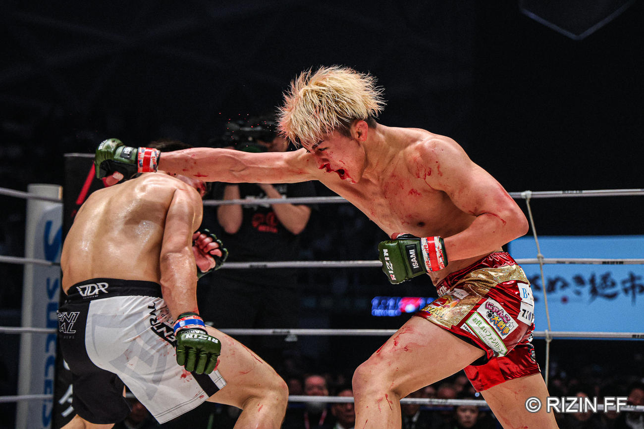右ストレートを放つ鈴木千裕（C）RIZIN FF