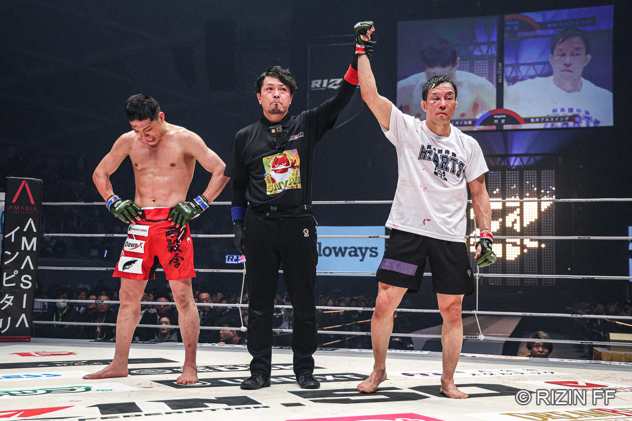 魚井フルスイングが2-1で判定勝ち（C）RIZIN FF