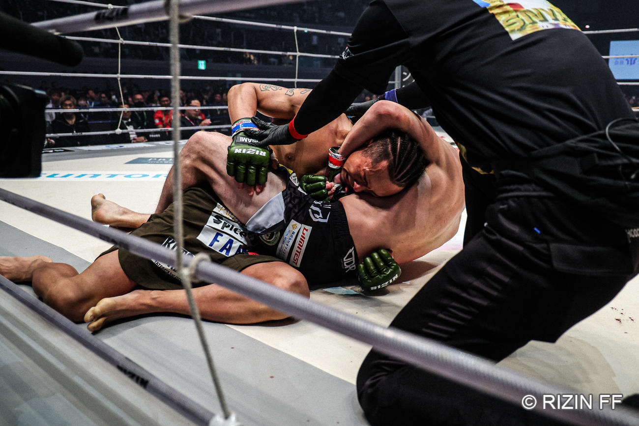 フロントチョークで一本勝ちする越智晴雄（C）RIZIN FF