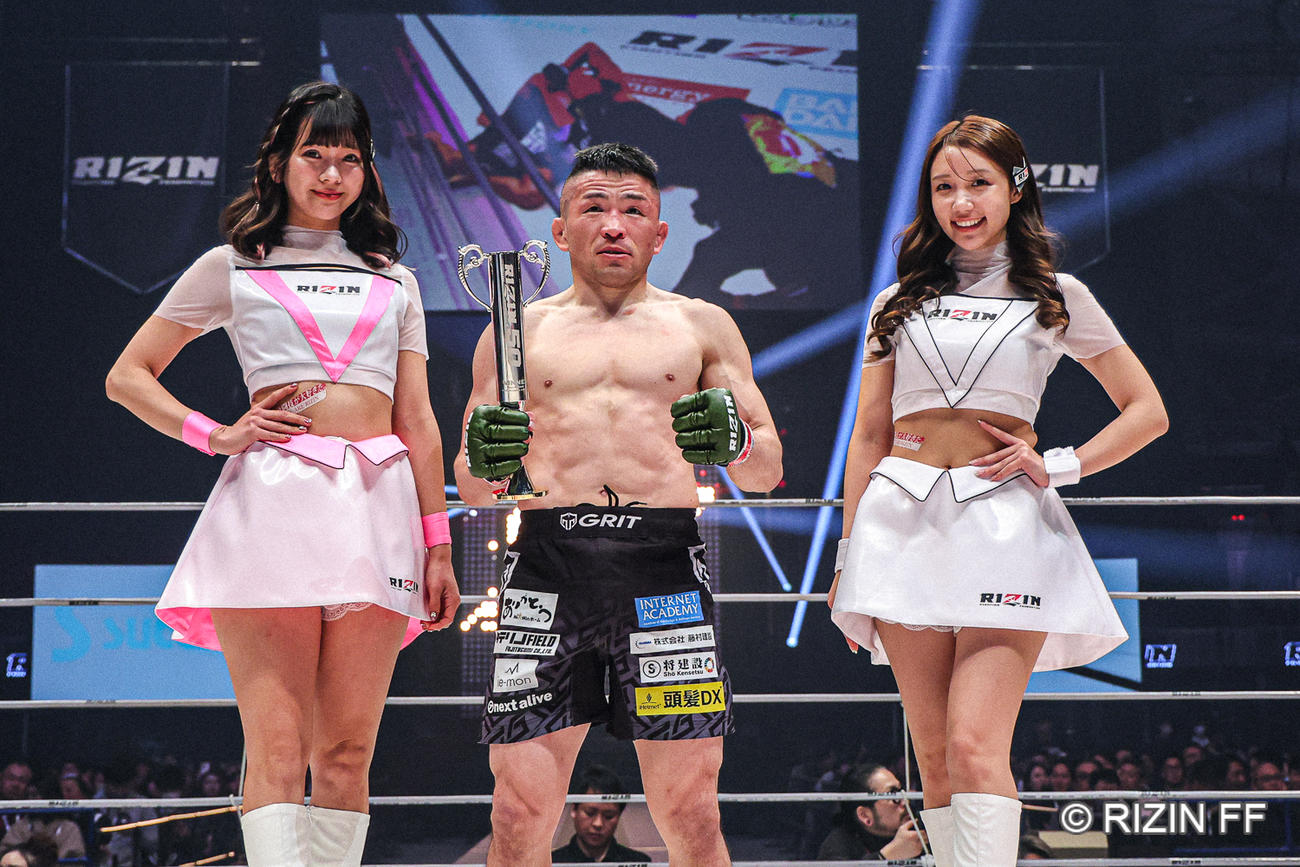 一本勝ちしてポーズを取る越智晴雄（C）RIZIN FF