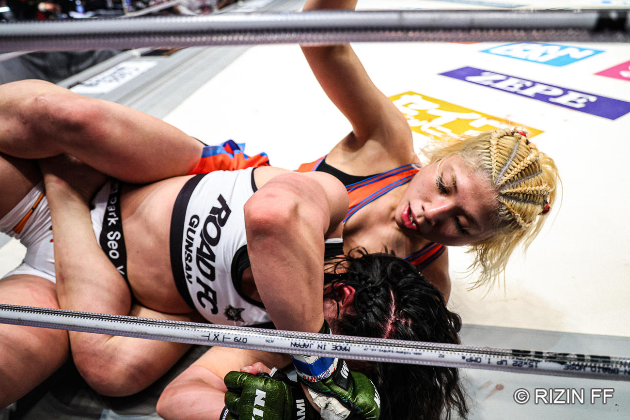 パウンドを見舞う万智（C）RIZIN FF