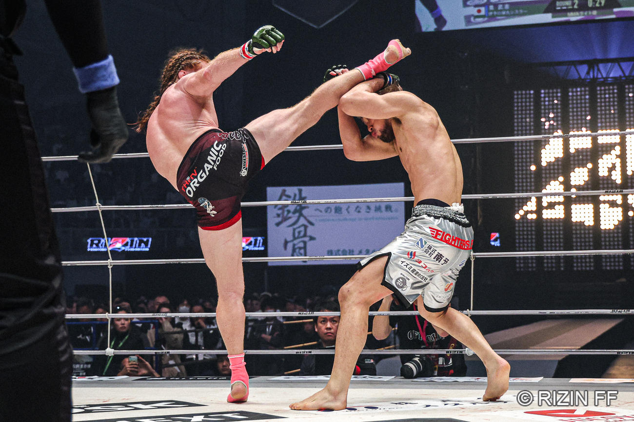 ハイキックを見舞うスパイク・カーライル（C）RIZIN FF