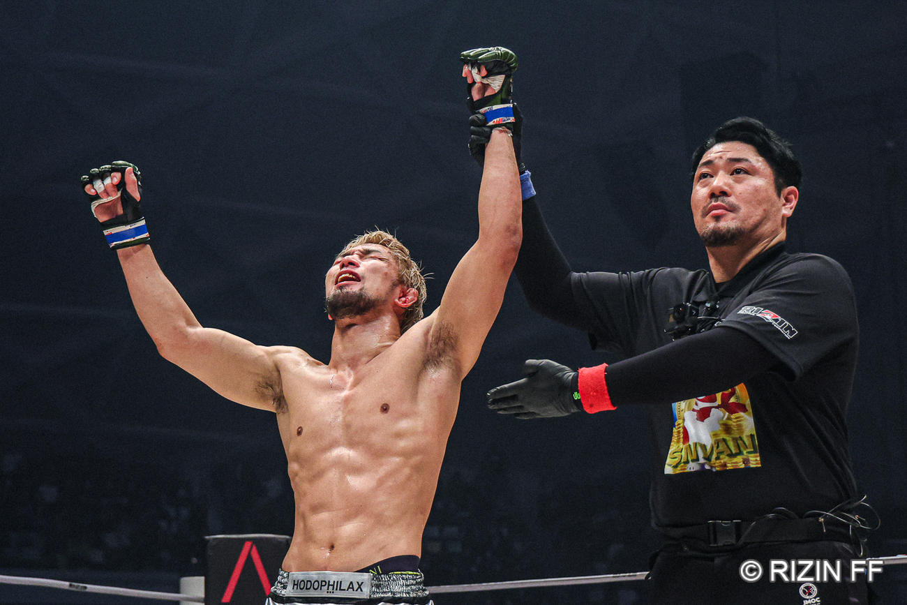 0-3で判定勝ちしガッツポーズする泉武志（C）RIZIN FF