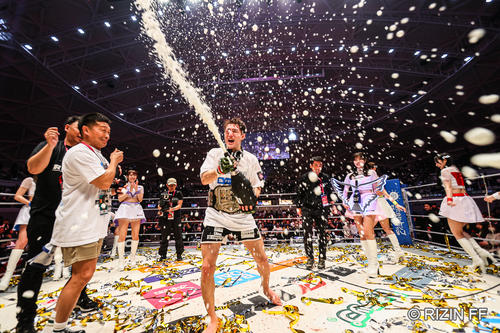 シャンパンで勝利を喜ぶ井上直樹(C)RIZIN FF