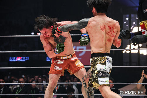 パンチを見舞う伊藤裕樹(C)RIZIN FF
