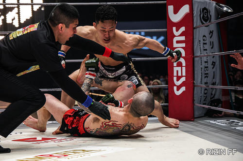 パウンドアウトでTKO勝ちする木村柊也(C)RIZIN FF
