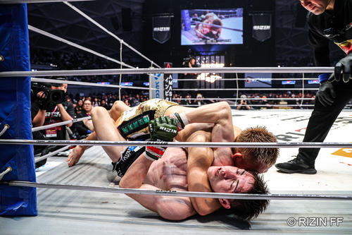 チョークを狙う元谷友貴(C)RIZIN FF