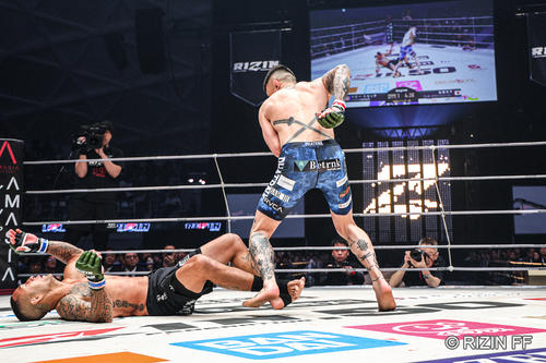 右フックでダウンを奪う萩原京平(C)RIZIN FF